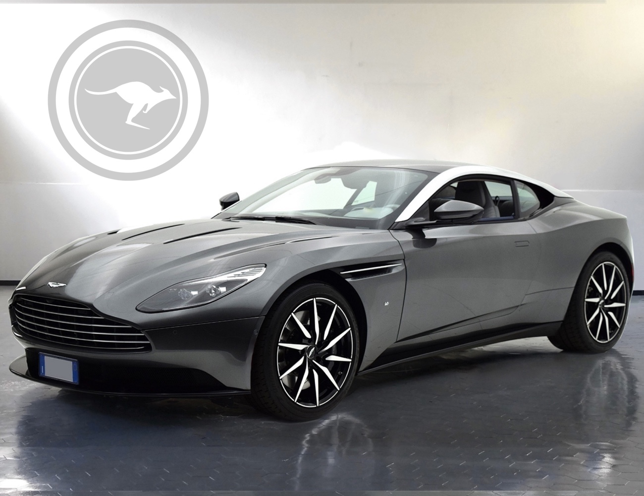 Aston Martin DB11 a noleggio a Milano, Firenze o Como