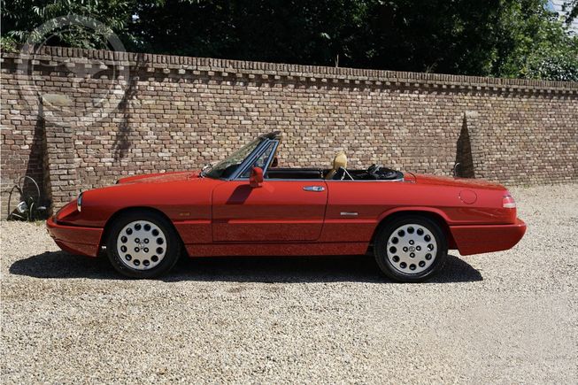 Rent a Alfa Romeo Duetto Spider IV Serie in Milan, Florence, Zurich, Como