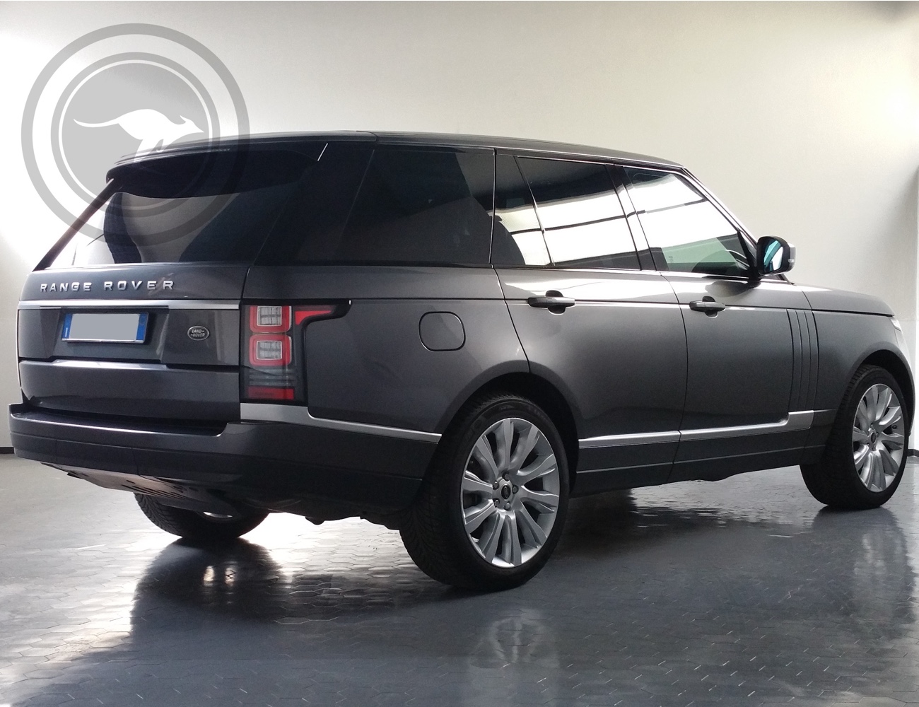 Rent Land Rover Range Rover Vogue in Italy